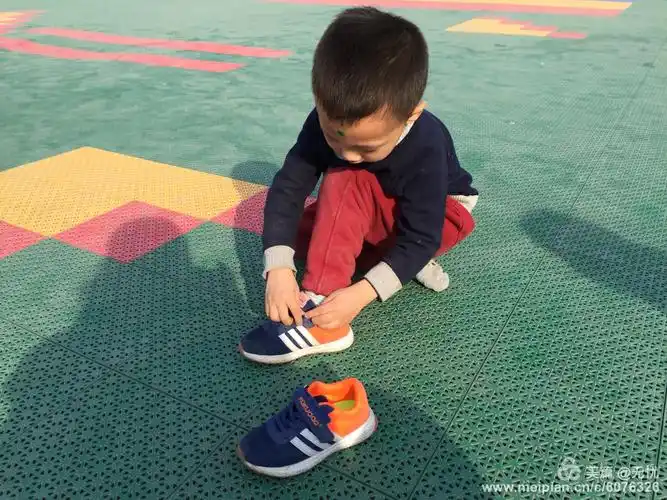 认真穿鞋的小朋友最可爱!