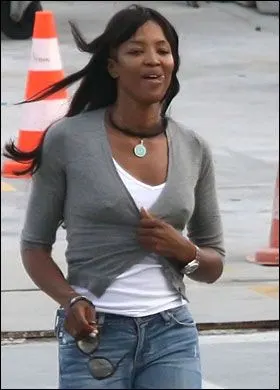 不戴胸罩明星大揭秘谢莉尔携c罗绯闻女友图