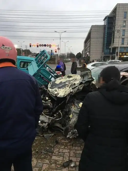 昨日下午4时许,中北学院附近兴隆羽绒服红绿灯路口处发生一起车祸