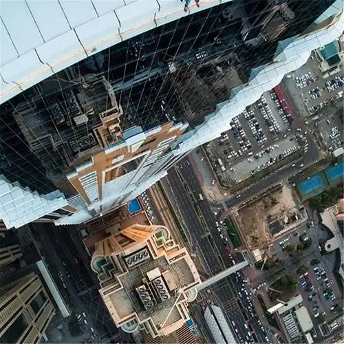 从哈利法塔俯视下来有种奇特的感觉.