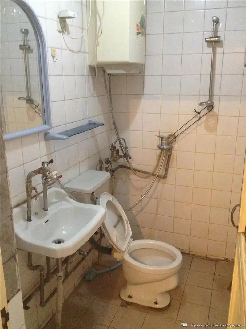 卫生间,虽然很旧了,但是干净整洁,我很爱干净,也能接受这个了,毕竟