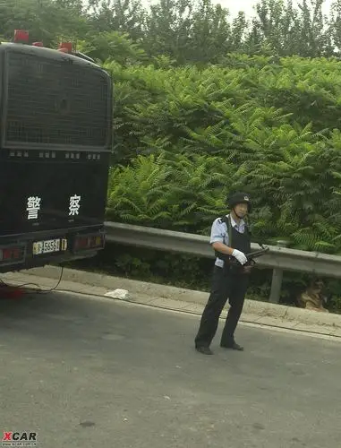 > 白鹿收费站的警察配枪.