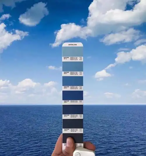 1,认不清的蓝色调其实这是介于绿色和蓝色之间的一种颜色,名为绿松蓝