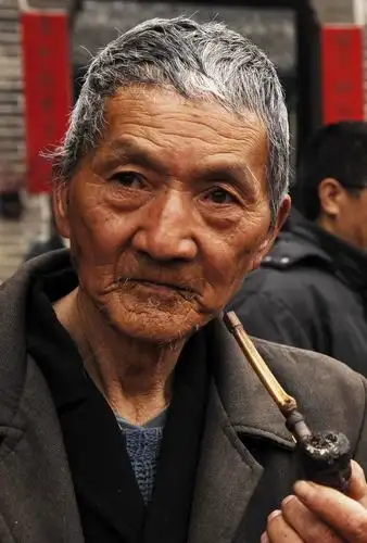 拿烟斗的老汉
