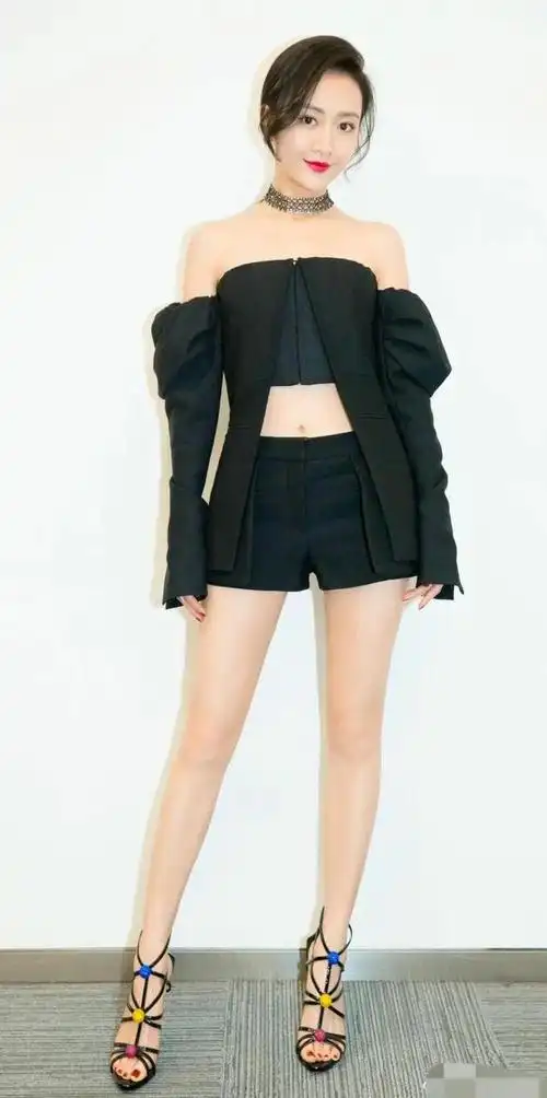 王鸥颜值高身材佳一袭白色礼服气质在线女人味十足