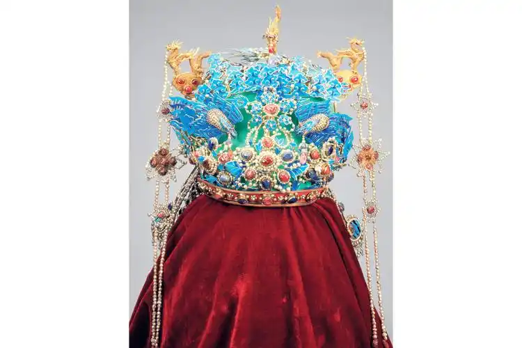 p>明孝靖皇后三龙二凤冠,是1956年出土于北京 a target="_blank"