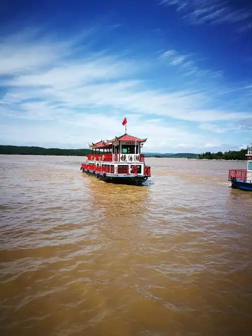 镜泊湖上的游船,朝我渐渐驶来