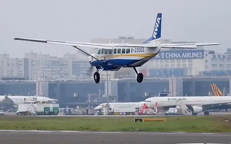 赛斯纳小飞机触地重飞|台北松山机场|cessna 208b