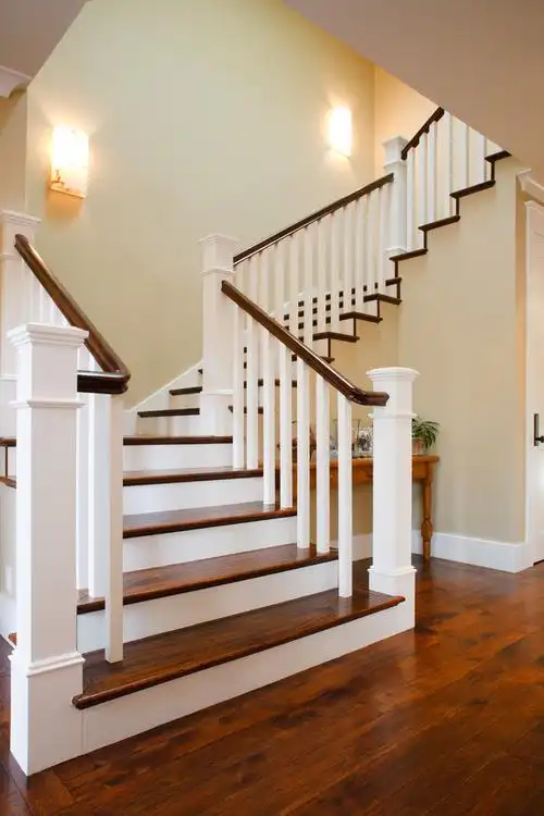 白色咖色混搭现代别墅楼梯装修效果图