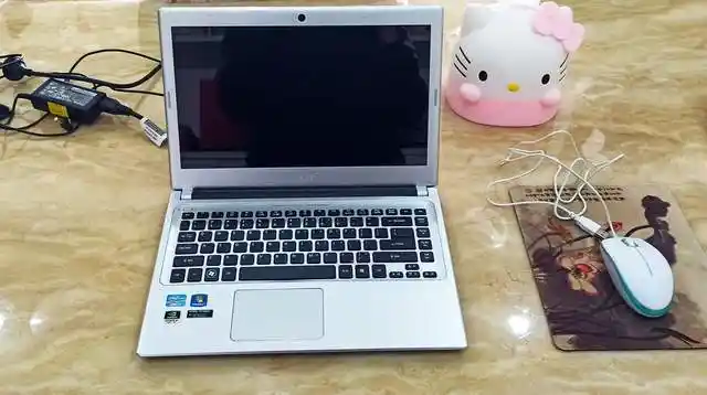 体验一款10年前的宏碁笔记本带有可拆卸电池和光驱看着很先进