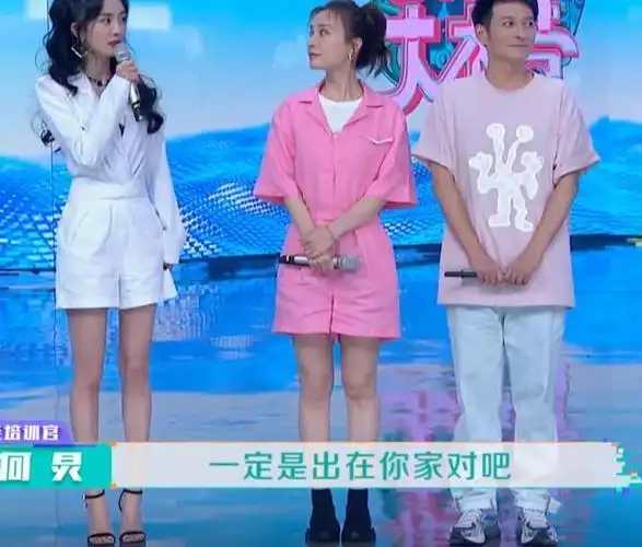 都说吴昕瘦腿成功,可当她与杨幂并排站,这腿是真实存在的?