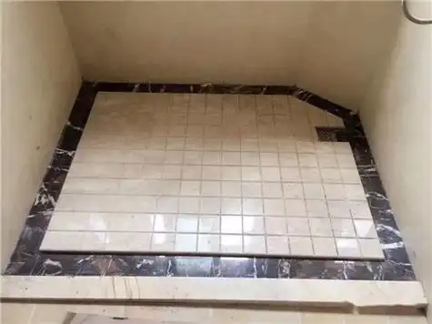 而导水槽通常会向地漏处倾斜,这样淋浴房内的积水能够快速的排出,每次