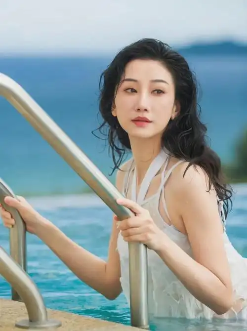 精致优雅的朱子岩,优雅迷人,尽显迷人身姿!_高清图集_新浪网