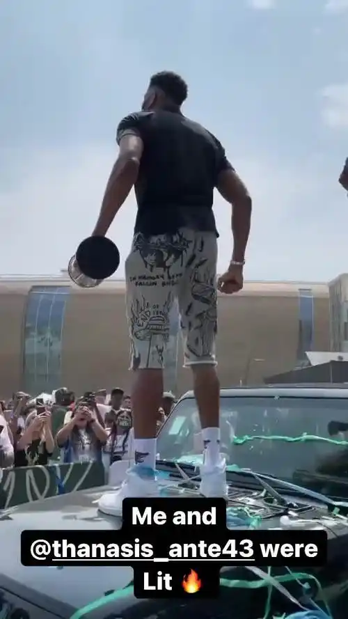 人生得意须尽欢字母哥手拿fmvp奖杯纵情庆祝