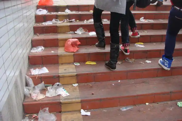 街道脏乱,在滨海公园竟然难以见到垃圾桶