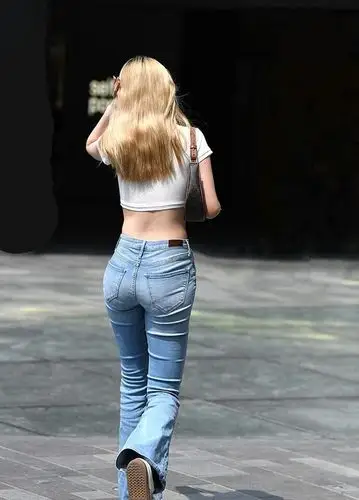 露腰线的方式简单易行还促进美女健身看看日常化的露腰线搭配