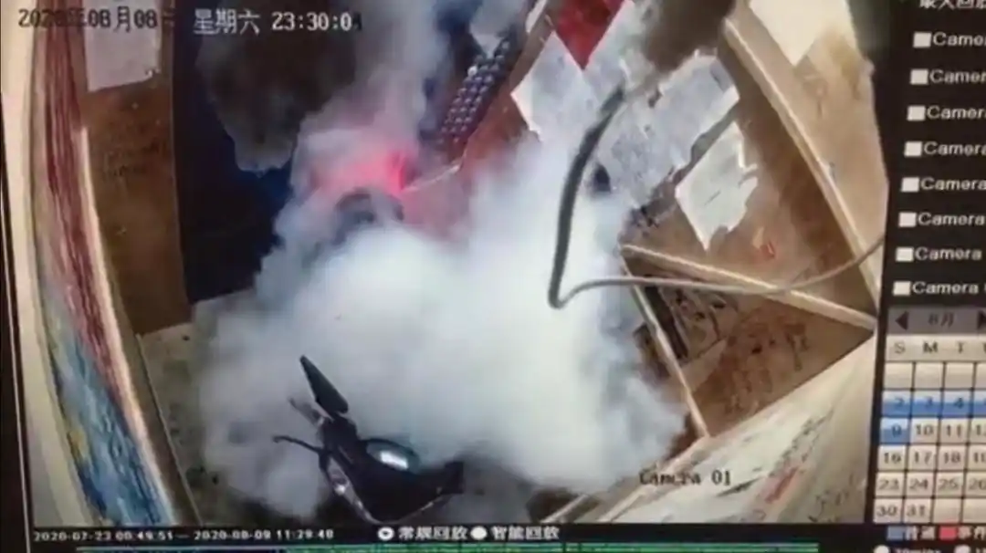 原创女子骑电动车坐电梯电瓶突然冒烟起火电梯厢瞬间被浓烟吞噬