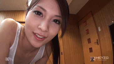 搞笑gif:妹子的手机上到底有什么?怎么都在看