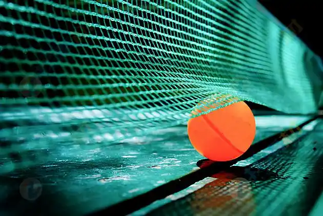 创意球网下乒乓球高清图片下载