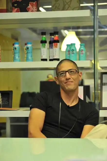 蒋友柏与儿女现身街头 留长发变肌肉男