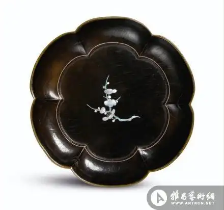 南宋黑漆嵌螺钿梅花葵瓣式盘