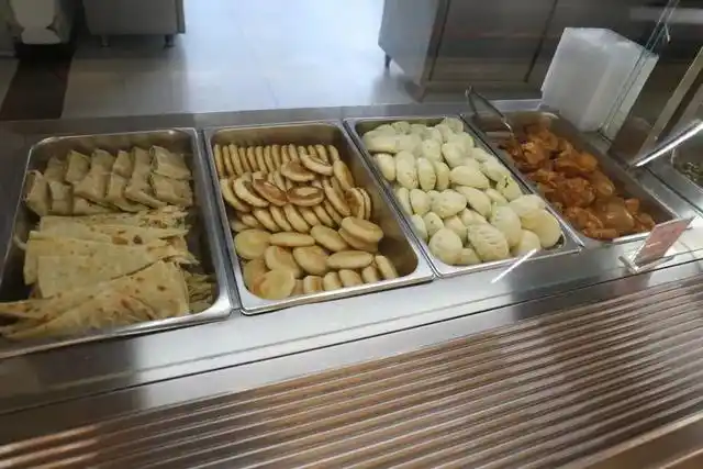 但是请你们放心 北京电影学院一定会给学生家一样的温暖和关爱 在校