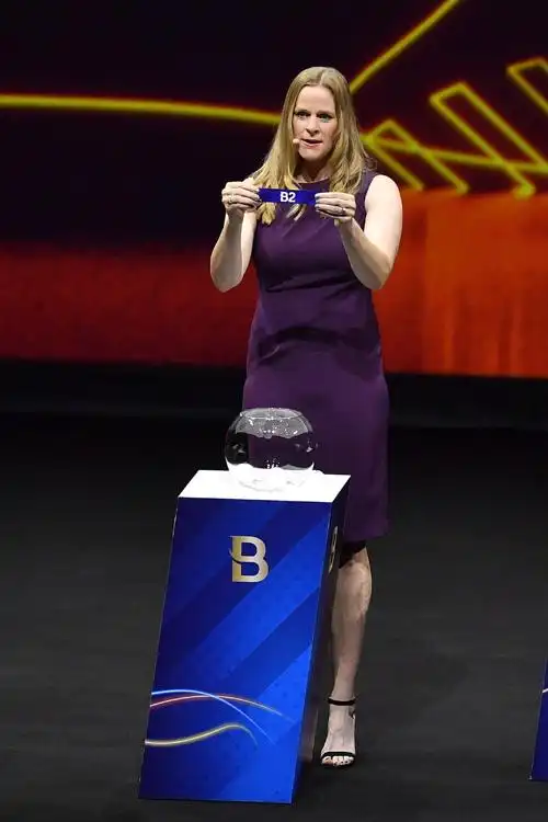 图为:12月8日,前美国足球运动员辛迪·科内展示中国队签位.