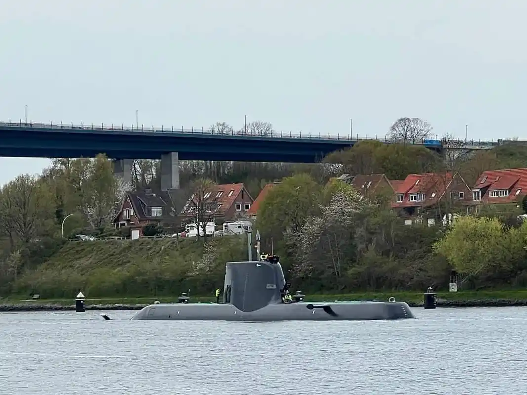 德国为新加坡海军建造的大型柴电潜艇218sg在著名基尔运河里测试.