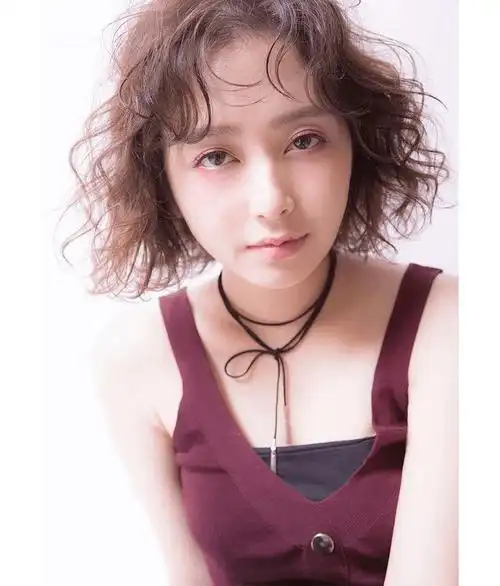 分享六款好看的短卷发,时尚大气灵动感十足,好打理还显脸瘦_发型