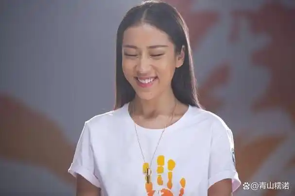 超模奚梦瑶在维多利亚秘密时尚秀上不幸意外摔倒时,身为同为中国籍的