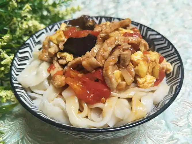 家常主食,我们是北方人经常吃面,最长吃的就是西柿打卤面,今天中午做