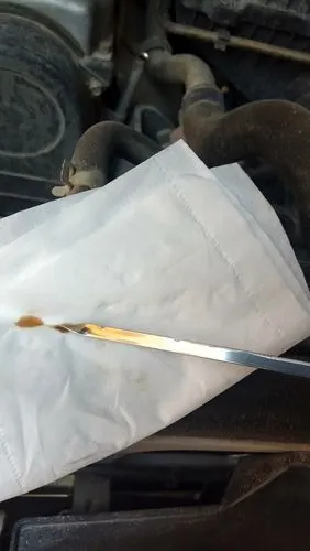 滴到纸巾上,观察机油颜色,机油颜色黄色略带透明变成黑色并且浑浊说明