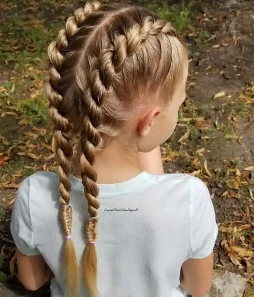 这款拳击辫发型,酷炫又洋气,头发全部编起来,显得特别干练利落,特别