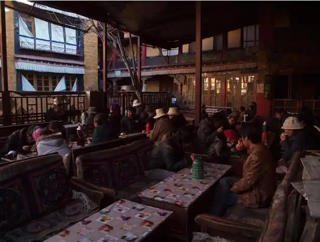 在拉萨的藏医院路,保留着这样一个充满年代风味的茶馆,是一张拉萨人