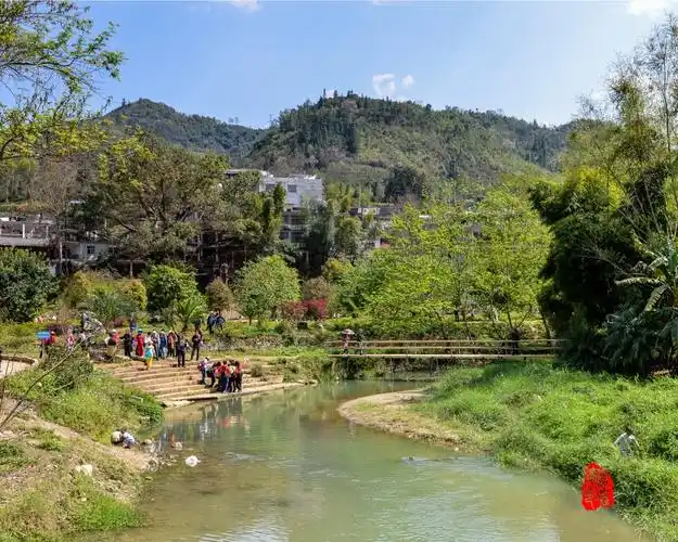 40从丘北县城坐大巴出发,经过3个多小时行程,于中午11点抵达坝美村