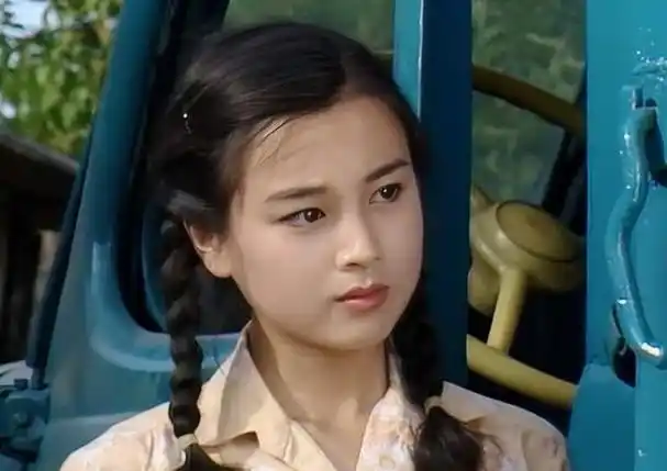 华又琳真是清醒又帅气,这部剧里何晴的表情也是自信满满,带着点小骄傲