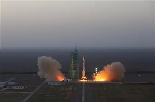 神舟十一号飞船发射升空