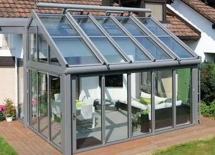 1阳光房顶棚可以用玻璃,彩钢,断桥铝等等这些材料,其中阳光房的屋顶用