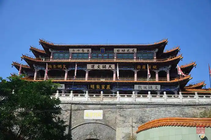 蔚县鼓楼始建于明洪武年间,位于古城街衢中央,上面的文昌阁毁于上世纪