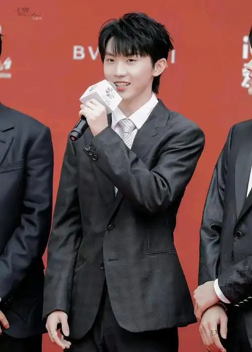 马嘉祺笑不露齿的真实原因!戴牙套想笑不敢笑,太难受了