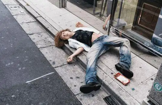 摄影师拍下日本人酒醉后的各种丑态他们要是知道被拍会后悔死吧