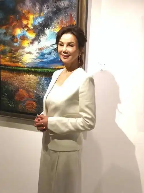 原创谢玲玲老了不包装也漂亮穿白衬衫牛仔裤显年轻而且气质高贵