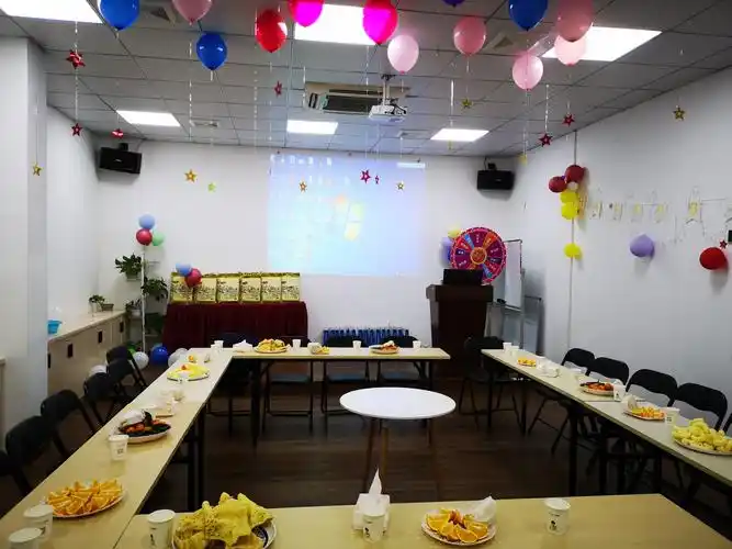 下午15:00在精心布置好的生日会场等待着11月寿星们的到来