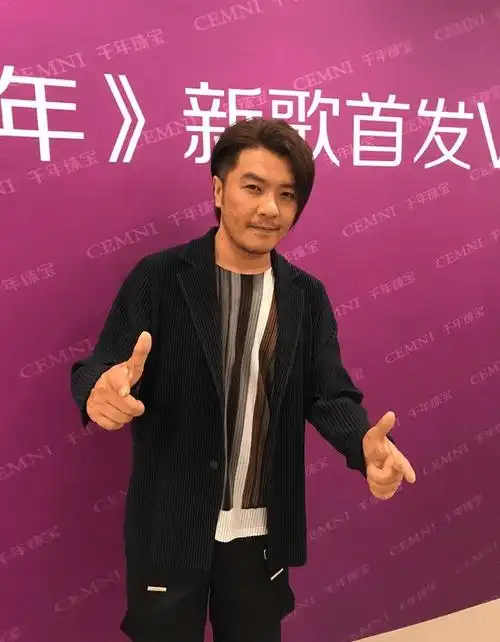 歌手阿杜发福却不影响实力痞帅造型仍然抢镜发型不换很念旧