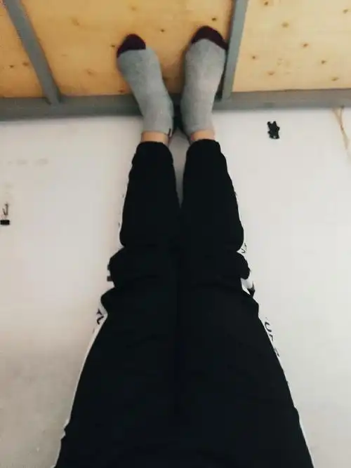 平躺在床上,腿抬起靠墙成九十度角,作用_keep