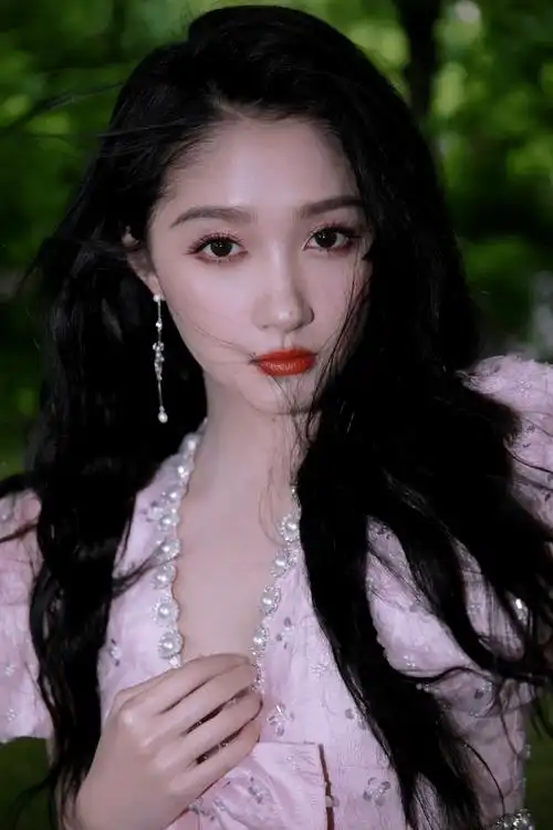 关晓彤粉色钉珠露腰裙造型:精致绝美!