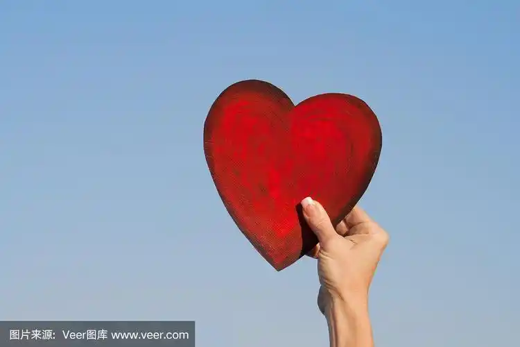拿着一颗红心对着天空