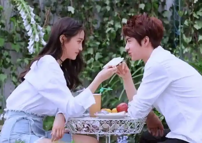 王一博关晓彤"策划照"被疯传,甜蜜对视超虐,粉丝放开让我来