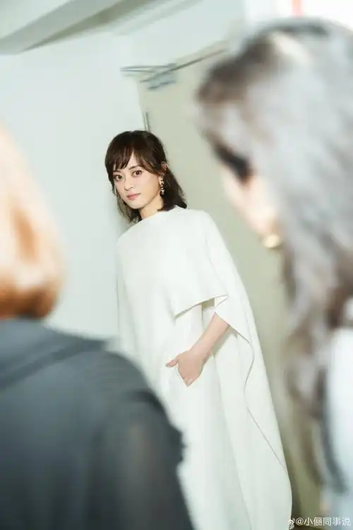 41岁孙俪造型终于在线!留长发穿吊带裙减龄又气质,美回巅峰