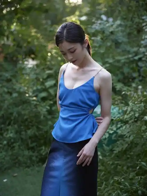 "太子妃"邵芸写真释出 演绎蓝色系裙装的独家浪漫 - 商业资讯 - 中企